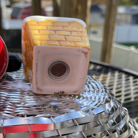 Santa Claus going down the chimney salt & pepper shakers - Picture 7 of 7